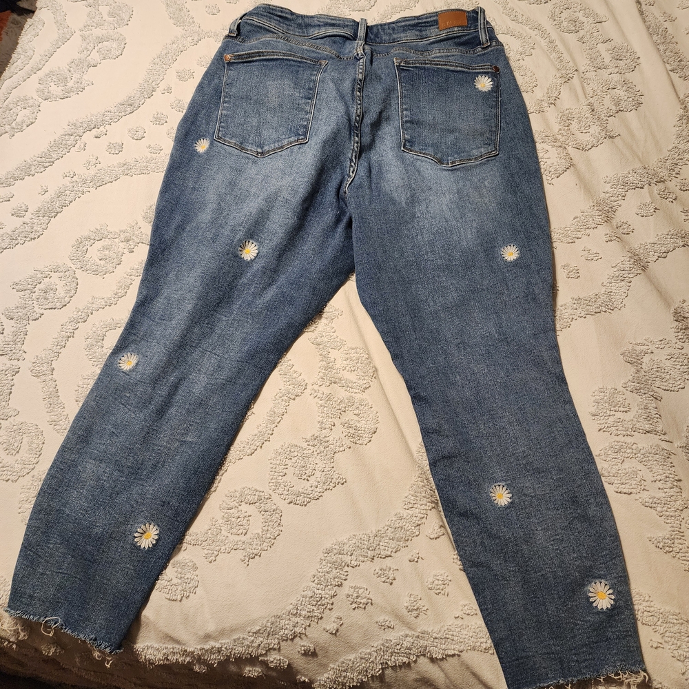 Judy Blue Ankle Jeans with Daisy Accents